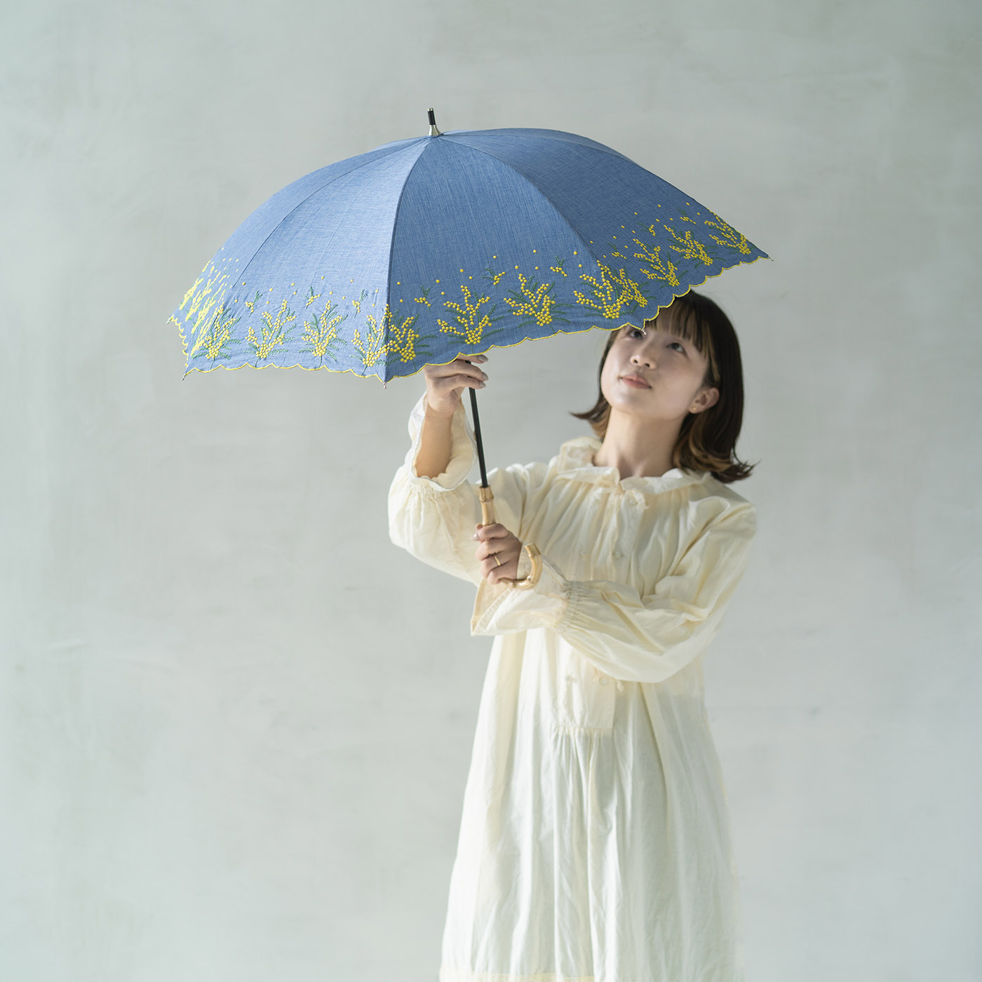 SeeMONO|［大物配送］華やかに咲き誇るミモザ刺しゅうの晴雨兼用傘〈BLUE〉