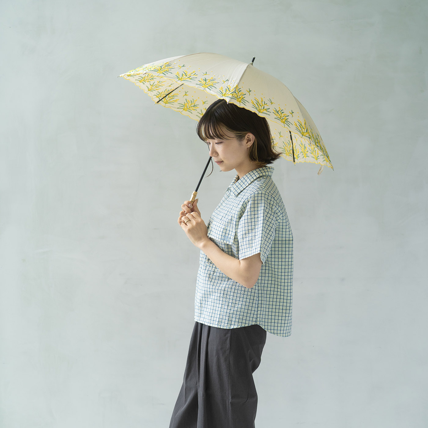 SeeMONO|［大物配送］華やかに咲き誇るミモザ刺しゅうの晴雨兼用傘〈IVORY〉