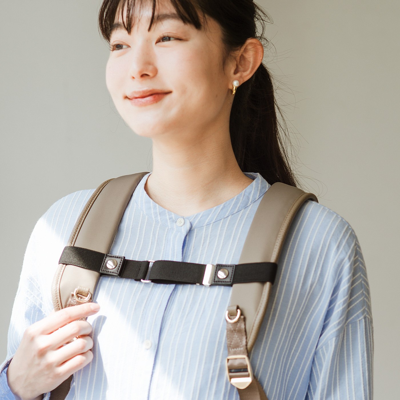 L'AMIPLUS［ラミプリュス］|肩ひものずり落ち防止 通勤リュックになじむチェストベルト〈ブラック〉