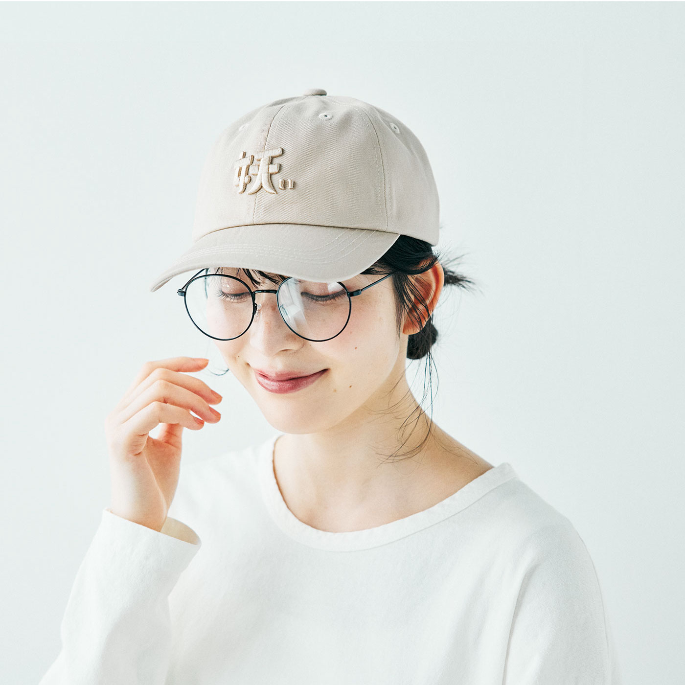 ミュージアム部|もののけたちの躍動をまとう妖キャップ〈ベージュ〉